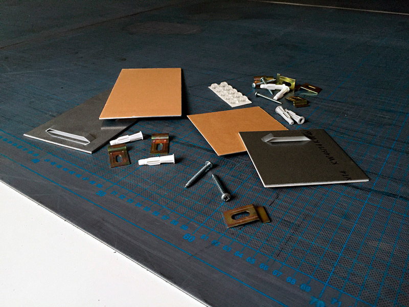 Montage für Bilder mit Plattendruck, Halte-Bleche, Spiegelhalter für Wandbilder. Versteckte Aufhängung von Bildern.