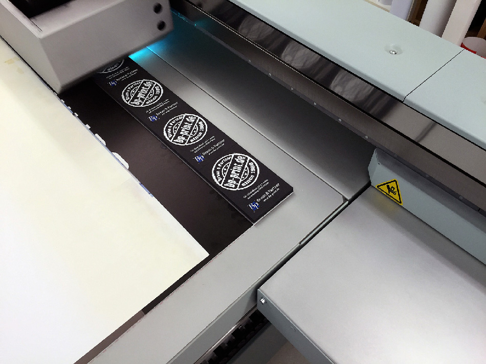 Druck auf Holz farbig mit weiss Option. Mehrschichtiger Weissdruck.